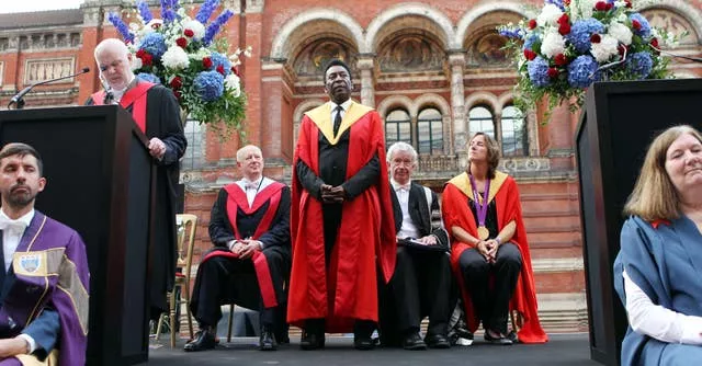 Pele was presented with an honorary degree by the University of Edinburgh in August 2012. The ceremony took place at the Victoria and Albert Museum in London, ahead of the planned opening of a University of Edinburgh Office of the Americas