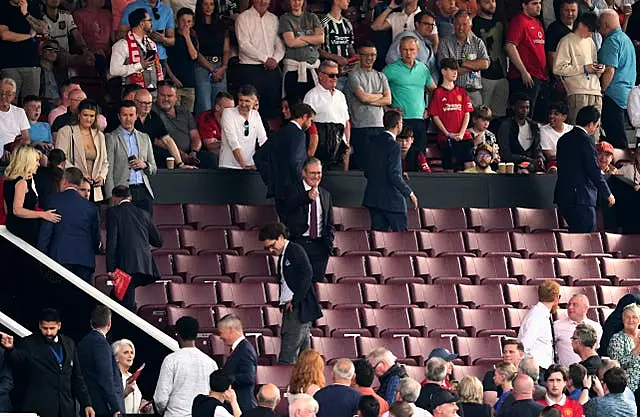 Sir Keir Starmer gives a thumbs up at Old Trafford