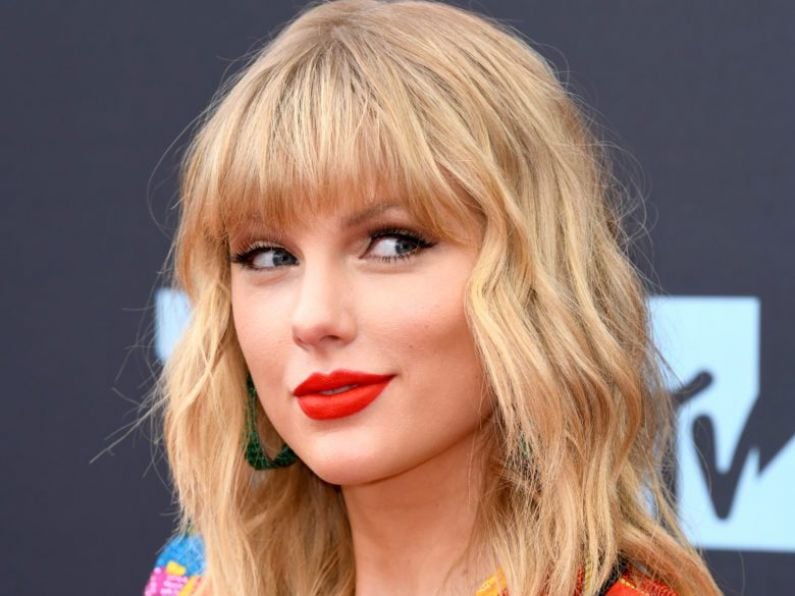 Taylor Swift thrills fans at a Belfast bar