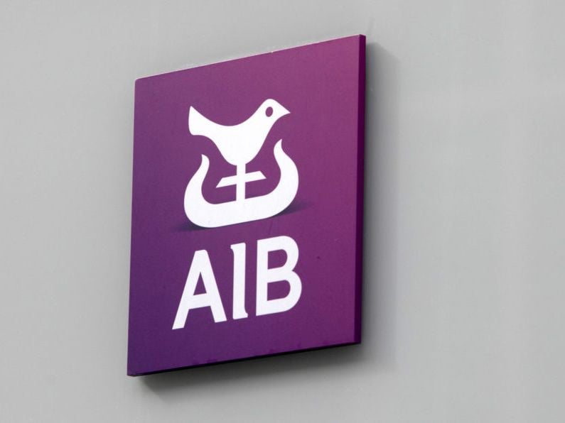 Government to meet with AIB over decision to go cashless
