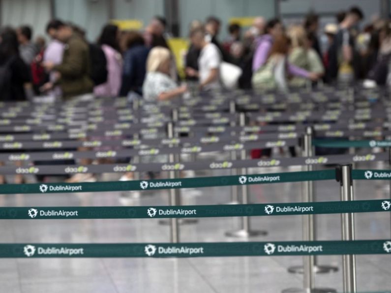 Large queues form at Dublin Airport due to Aer Lingus technical issue