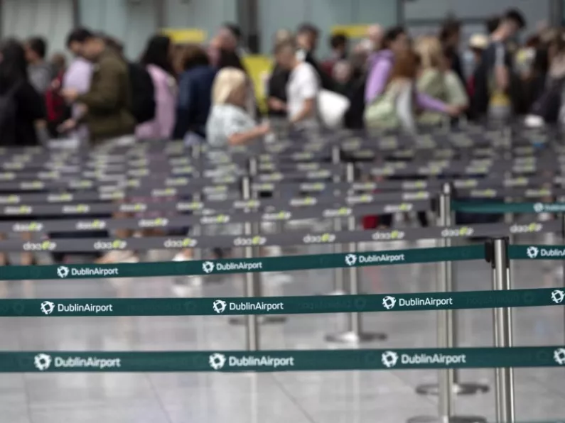 Large queues form at Dublin Airport due to Aer Lingus technical issue