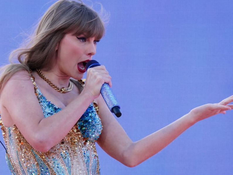 Taylor Swift congratulates newly engaged couple in Scottish crowd
