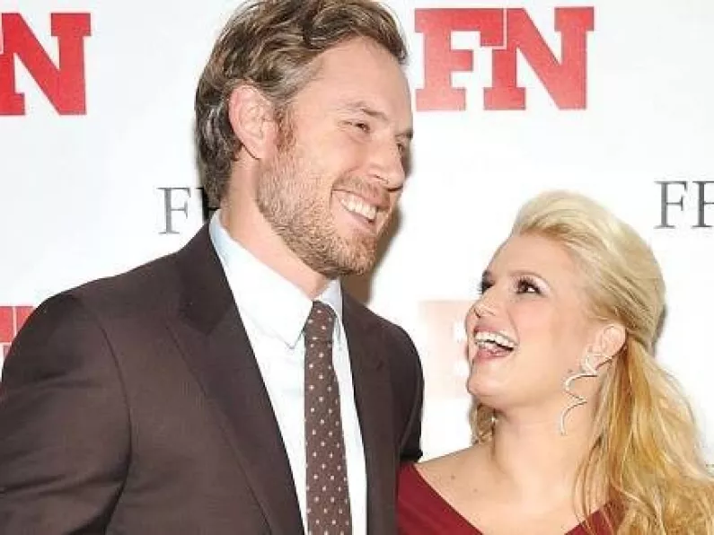 Jessica Simpson gives birth to 10lbs13 girl