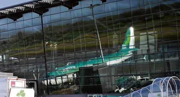 Passenger describes 'traumatic' flight to Cork during lightning strikes