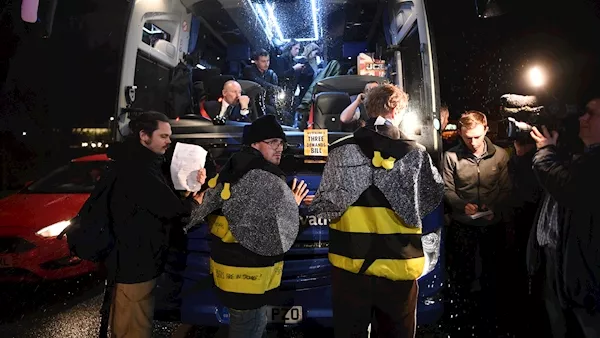 Extinction Rebellion protesters glue themselves to Tory election bus after Boris Johnson JCB stunt