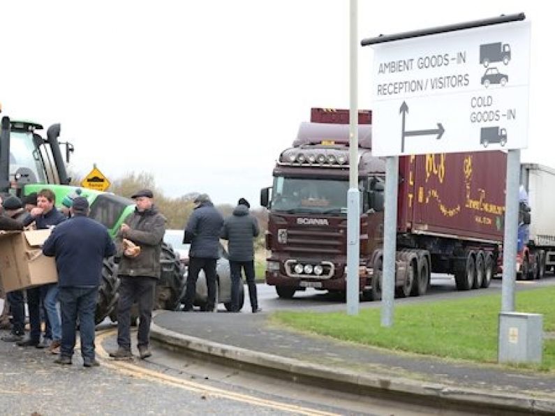 Farmers begin blockade at Lidl distribution centre in Cork