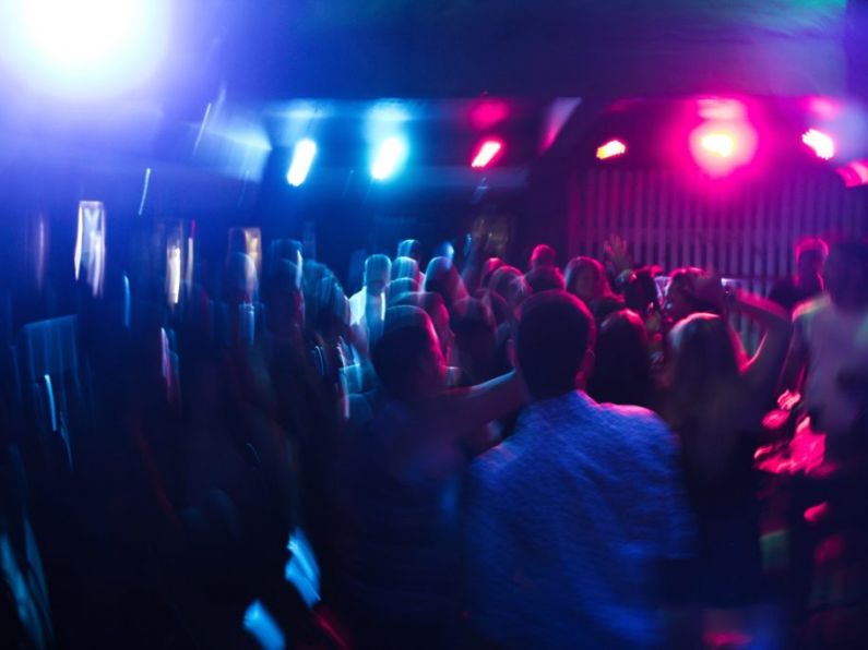 Cabinet approves law to allow pubs and nightclubs stay open longer