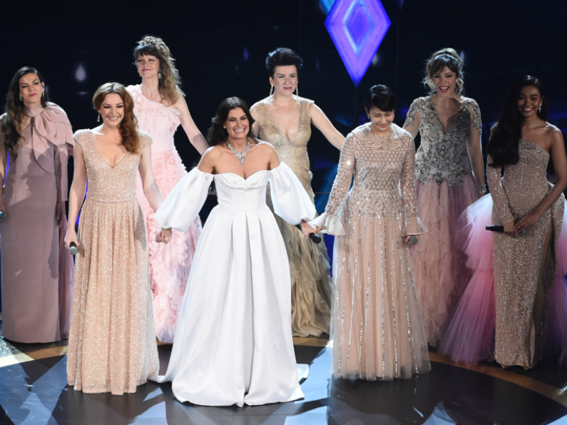 Watch: 10 Elsa's perform at The Oscars
