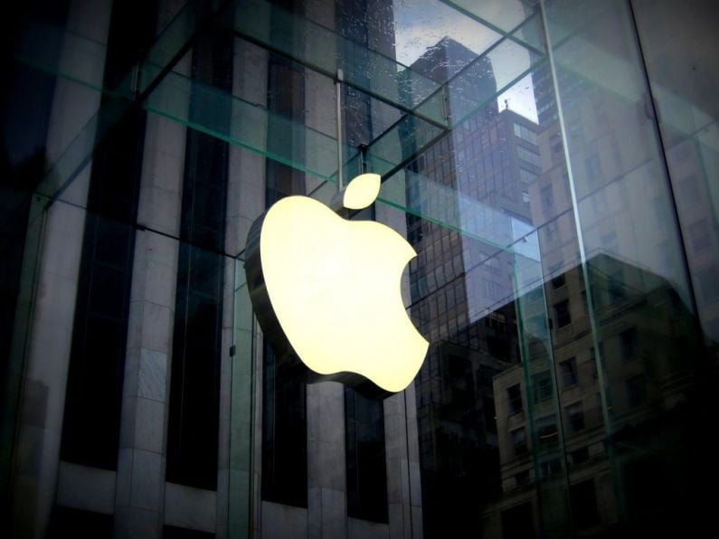 Apple to launch augmented reality headset project next year.