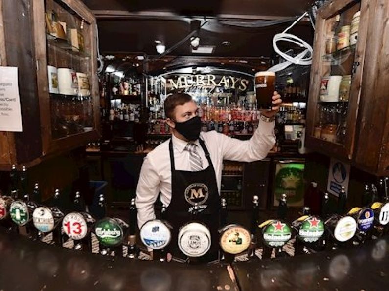 Pubs should be given a chance to reopen, Varadkar says