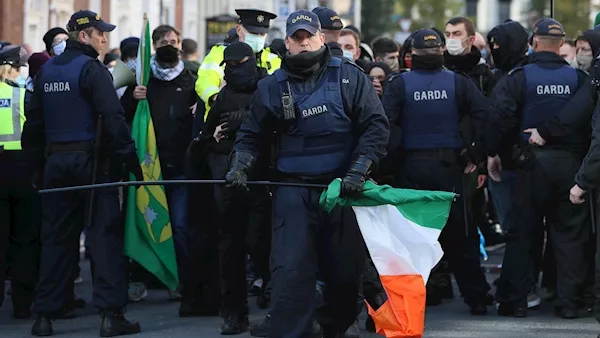 Photos: violent clashes between Dublin protest groups