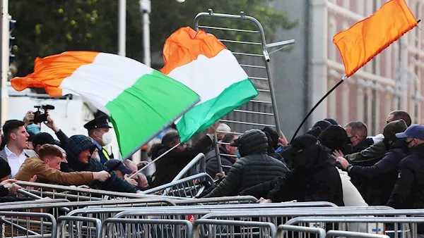Photos: violent clashes between Dublin protest groups
