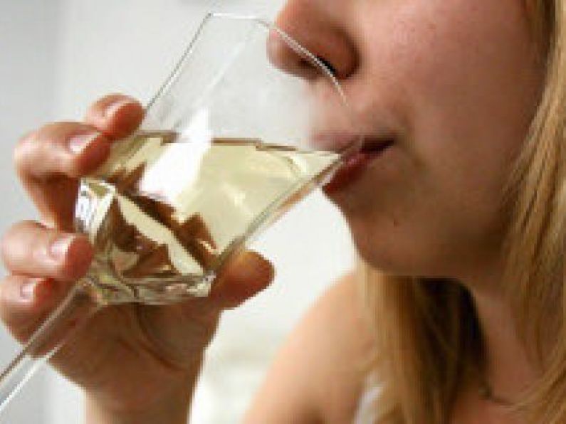 Women urged to stop drinking alcohol completely if they want to have a baby