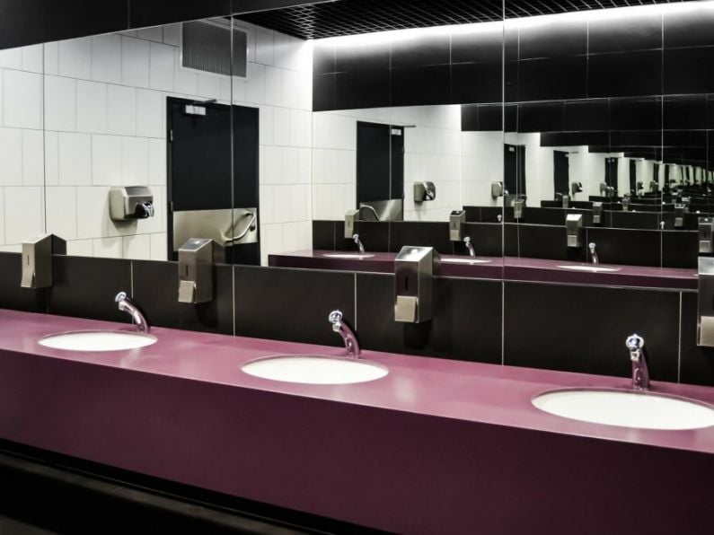 New study reveals that both men and women have made friends in a pub toilet