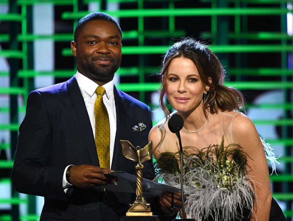 Actor-Film Independent Spirit Awards honorary chair David Oyelowo (L) and actor Kate Beckinsale speak onstage during the 2017 Film Independent Spirit Awards at the Santa Monica Pier on February 25, 2017 in Santa Monica, California.  (Photo by Kevork Djansezian/Getty Images for Film Independent)