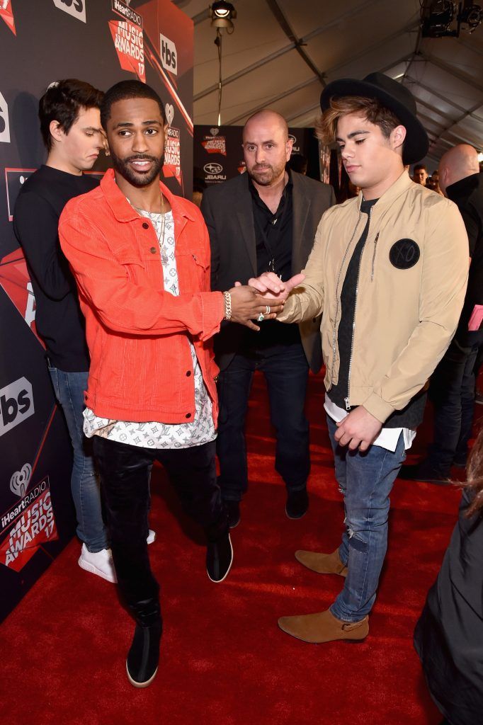 Rapper Big Sean (L) attends the 2017 iHeartRadio Music Awards which broadcast live on Turner's TBS, TNT, and truTV at The Forum on March 5, 2017 in Inglewood, California.  (Photo by Frazer Harrison/Getty Images for iHeartMedia)