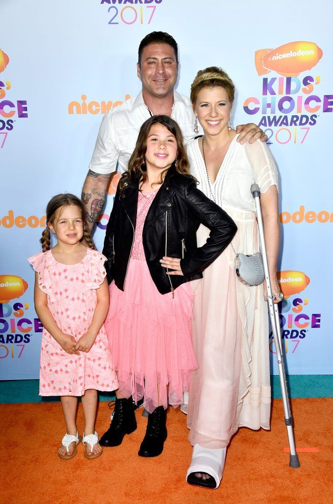 Actress Jodie Sweetin, Justin Hodak and daughters Beatrix Carlin Sweetin Coyle and Zoie Laurel May Herpin at Nickelodeon's 2017 Kids' Choice Awards at USC Galen Center on March 11, 2017 in Los Angeles, California.  (Photo by Frazer Harrison/Getty Images)