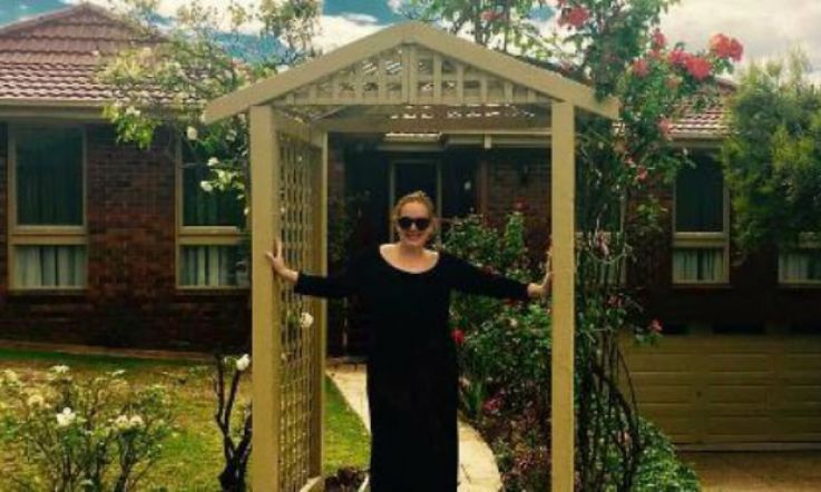 Adele went down under, visited the set of Neighbours, got the t-shirt (presumably)