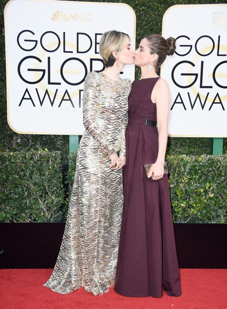 BEVERLY HILLS, CA - JANUARY 08:  Actresses Sarah Paulson (L) and Amanda Peet attend the 74th Annual Golden Globe Awards at The Beverly Hilton Hotel on January 8, 2017 in Beverly Hills, California.  (Photo by Frazer Harrison/Getty Images)