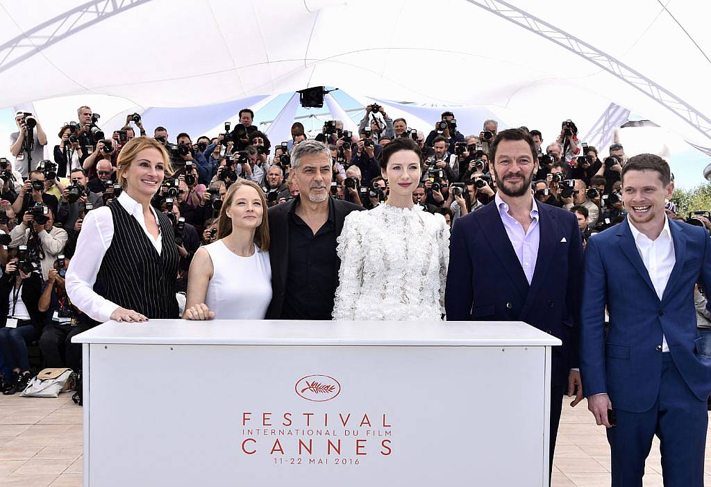 Julia Roberts, Jodie Foster, George Clooney,  Caitriona Balfe, Dominic West and Jack O'Connell attend the "Money Monster" Photocall during the 69th annual Cannes Film Festival on May 12, 2016 in Cannes, France.  (Photo by Pascal Le Segretain/Getty Images)