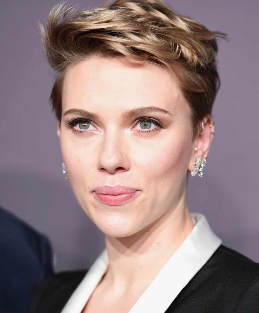 Actress Scarlett Johansson attends the 19th annual amfAR's New York Gala to kick off NY Fashion Week at Cipriani Wall Street on February 8, 2017 in New York City.      (Photo ANGELA WEISS/AFP/Getty Images)