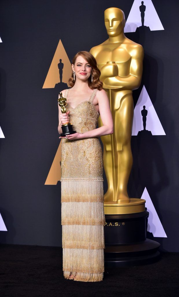 Emma Stone poses in the press room with the Oscar for Best Actress during the 89th Annual Academy Awards on February 26, 2017, in Hollywood, California.   (Photo FREDERIC J. BROWN/AFP/Getty Images)