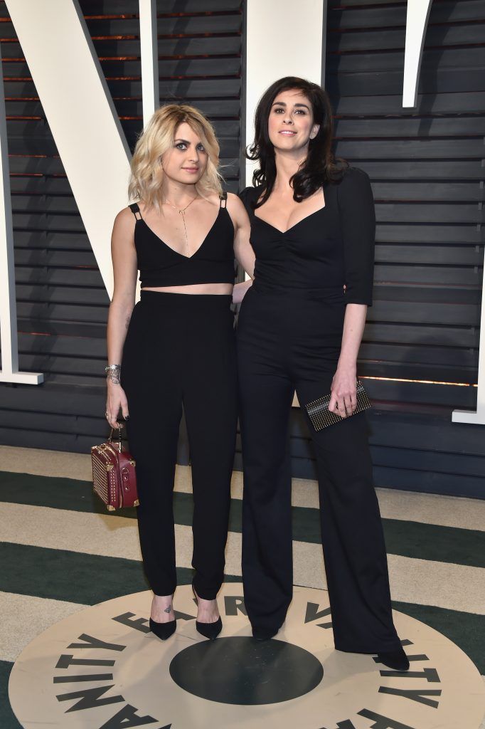 BEVERLY HILLS, CA - FEBRUARY 26:  Comedian Sarah Silverman (R) attends the 2017 Vanity Fair Oscar Party hosted by Graydon Carter at Wallis Annenberg Center for the Performing Arts on February 26, 2017 in Beverly Hills, California.  (Photo by Pascal Le Segretain/Getty Images)