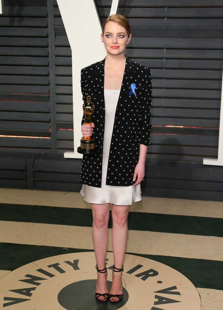 Emma Stone poses with her Best Actress award as she arrives to the Vanity Fair Party following the 88th Academy Awards at The Wallis Annenberg Center for the Performing Arts in Beverly Hills, California, on February 26, 2017. (Photo JEAN-BAPTISTE LACROIX/AFP/Getty Images)