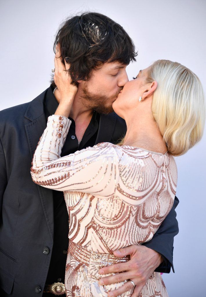 Recording artist Chris Janson (L) and Kelly Lynn attend the 52nd Academy Of Country Music Awards at Toshiba Plaza on April 2, 2017 in Las Vegas, Nevada.  (Photo by Frazer Harrison/Getty Images)