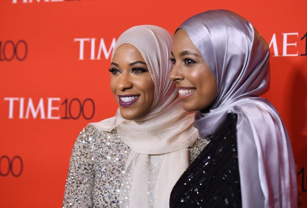 Athlete Ibtihaj Muhammad (L) attends the 2017 Time 100 Gala at Jazz at Lincoln Center on April 25, 2017 in New York City.  (Photo by ANGELA WEISS/AFP/Getty Images)