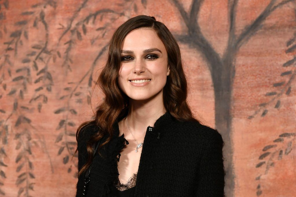 Keira Knightley poses during the photocall before the Chanel Croisiere (Cruise) fashion show on May 3, 2017 at the Grand Palais in Paris. (Photo by PHILIPPE LOPEZ/AFP/Getty Images)