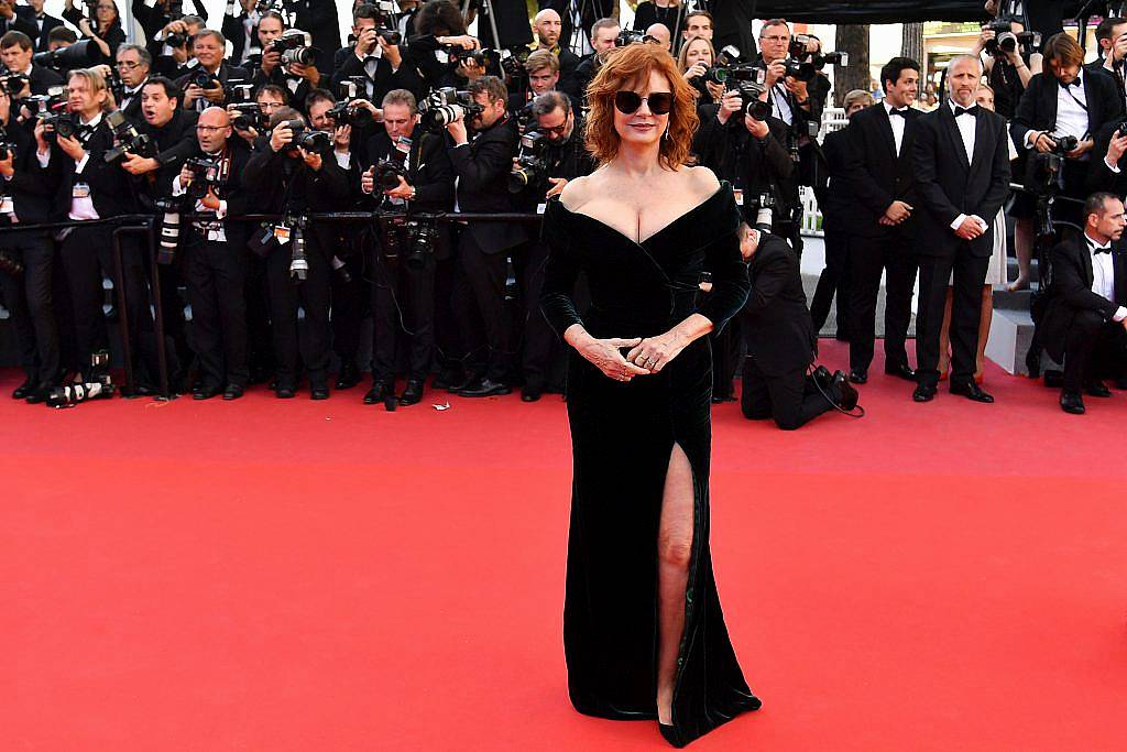 Susan Sarandon poses as she arrives on May 17, 2017 for the screening of the film 'Ismael's Ghosts' (Les Fantomes d'Ismael) during the opening ceremony of the 70th edition of the Cannes Film Festival in Cannes, southern France. (Photo ALBERTO PIZZOLI/AFP/Getty Images)