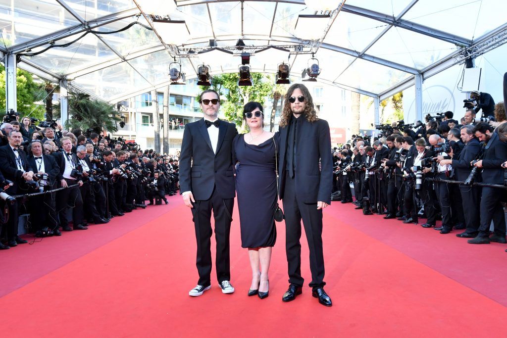 US actor Joaquin Phoenix (L) and British director Lynne Ramsay (C) arrive on May 28, 2017 for the closing ceremony of the 70th edition of the Cannes Film Festival in Cannes, southern France.    (Photo by LOIC VENANCE/AFP/Getty Images)