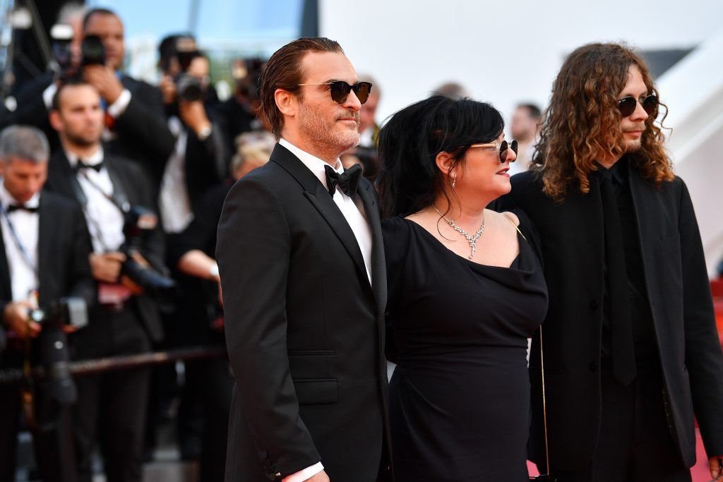 Joaquin Phoenix (L) and director Lynne Ramsay (C) attend the Closing Ceremony during the 70th annual Cannes Film Festival at Palais des Festivals on May 28, 2017 in Cannes, France.  (Photo by Pascal Le Segretain/Getty Images)