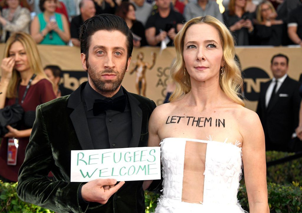 Simon Helberg (L) and Jocelyn Towne made a statement at the Screen Actors Guild Awards in 2017. (Photo by Frazer Harrison/Getty Images)