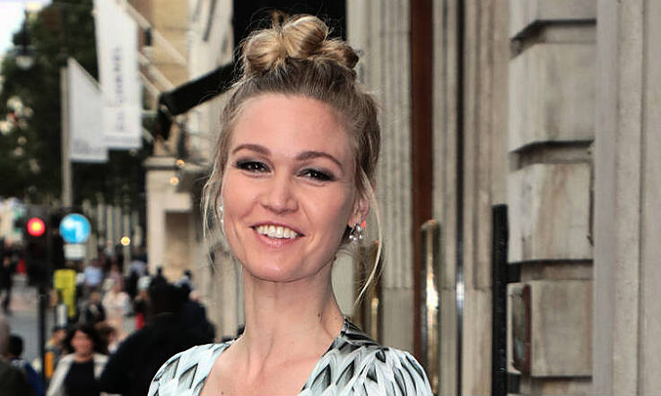 Julia Stiles is expecting and she has such good pregnancy style