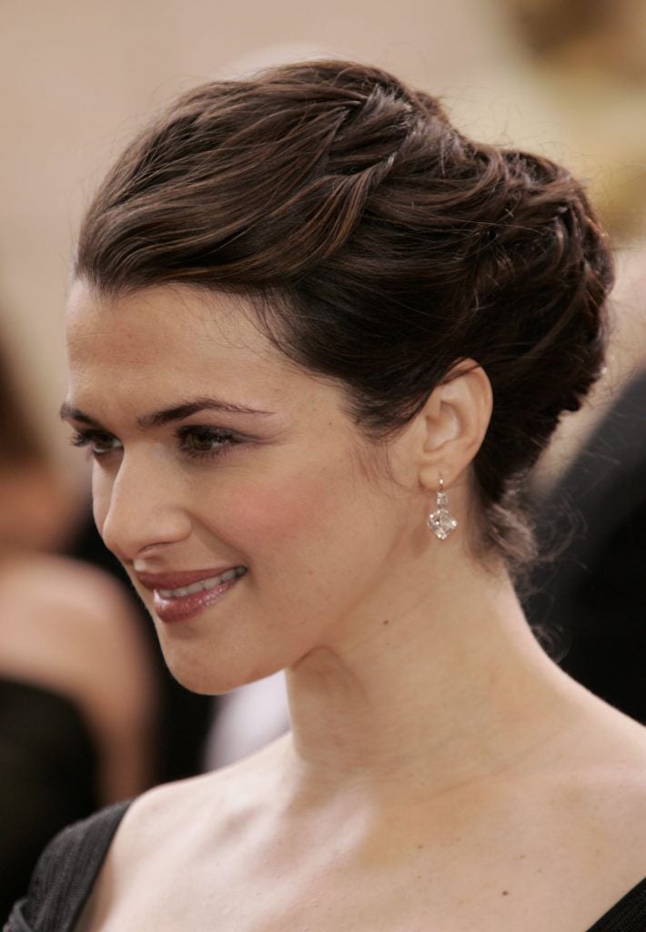 Rachel Weisz arrives to the 78th Annual Academy Awards at the Kodak Theatre on March 5, 2006 in Hollywood, California.  (Photo by Vince Bucci/Getty Images)