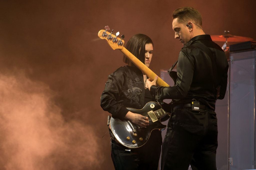 Oliver Sim (R) and Romy Madley Croft of The xx perform on the Pyramid stage at the Glastonbury Festival of Music and Performing Arts on Worthy Farm near the village of Pilton in Somerset, south-west England on June 23, 2017. / AFP PHOTO / Oli SCARFF        (Photo by OLI SCARFF/AFP/Getty Images)