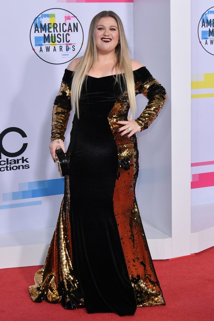 Kelly Clarkson attends the 2017 American Music Awards at Microsoft Theater on November 19, 2017 in Los Angeles, California.  (Photo by Neilson Barnard/Getty Images)