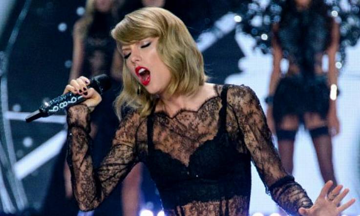 Pics: Taylor Swift is Rocking a New Fashion Accessory...