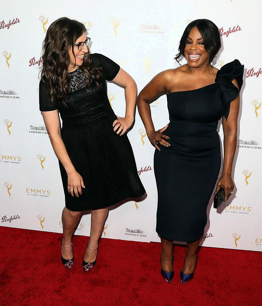 BEVERLY HILLS, CA - AUGUST 24:  Actresses Mayim Bialik (L) Niecy Nash attend the Television Academy's Performers Peer Group Hold Cocktail Reception to Celebrate the 67th Emmy Awards at the Montage Beverly Hills Hotel on August 24, 2015 in Beverly Hills, California.  (Photo by Frederick M. Brown/Getty Images)