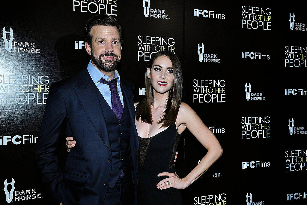 LOS ANGELES, CA - SEPTEMBER 09:  (L-R) Actors Jason Sudeikis and Alison Brie attend the Los Angeles premiere of IFC Films "Sleeping with Other People" presented by Dark Horse Wine on September 9, 2015 in Los Angeles, California.  (Photo by John Sciulli/Getty Images for Darin Pfeiffer Consulting)