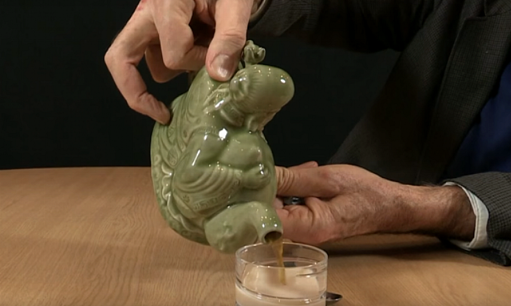 We can't figure out this teapot but we want it