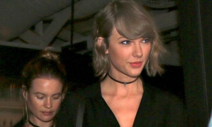 Taylor Swift does bizarre sideways walk to escape the paparazzi