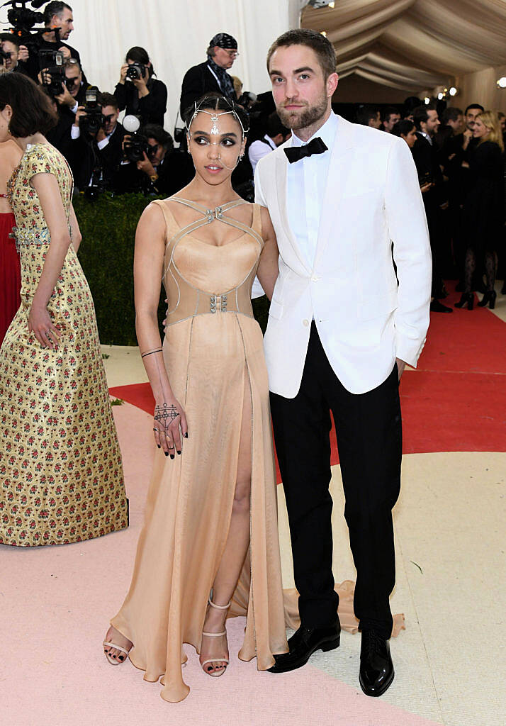 NEW YORK, NY - MAY 02:  FKA Twigs (L) and Robert Pattinson attend the "Manus x Machina: Fashion In An Age Of Technology" Costume Institute Gala at Metropolitan Museum of Art on May 2, 2016 in New York City.  (Photo by Larry Busacca/Getty Images)