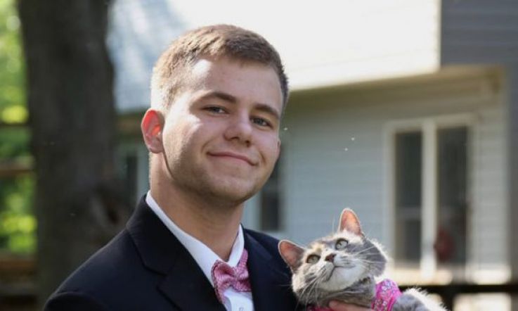 Guy couldn't find a date to the prom, brings cat instead