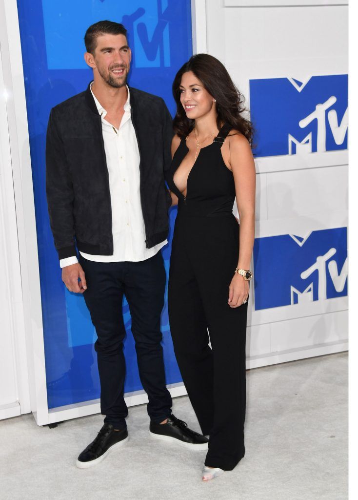 Olympic swimmer Michael Phelps and model Nicole Johnson arrive for the 2016 MTV Video Music Awards on August 28, 2016 at Madison Square Garden in New York. / AFP / Angela Weiss        (Photo credit should read ANGELA WEISS/AFP/Getty Images)