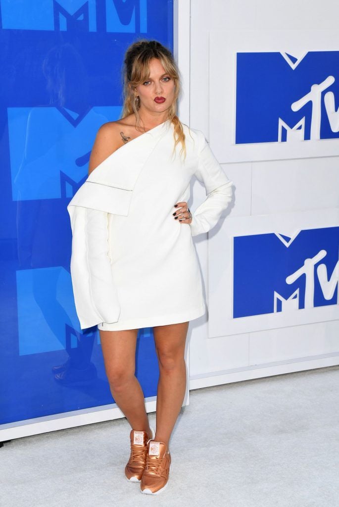 Singer/songwriter Tove Lo attends the 2016 MTV Video Music Awards on August 28, 2016 at Madison Square Garden in New York. / AFP / Angela Weiss        (Photo credit should read ANGELA WEISS/AFP/Getty Images)
