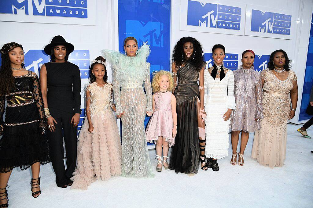 Beyonce (C) and guests arrive for the 2016 MTV Video Music Awards August 28, 2016 at Madison Square Garden in New York. / AFP / Angela Weiss        (Photo credit should read ANGELA WEISS/AFP/Getty Images)